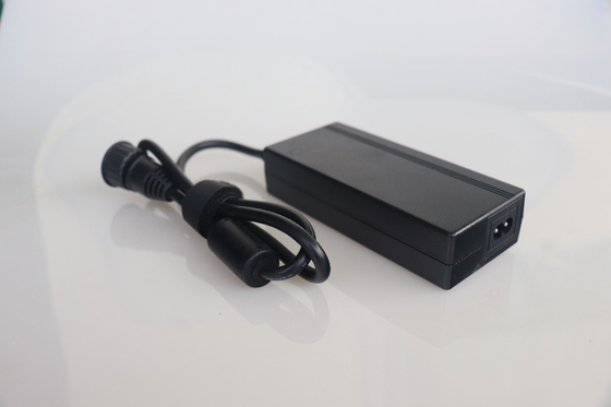 Adaptor Daya 24v Tipe Desktop Persetujuan EN61558 Digunakan Untuk Mesin Pembersih Jendela